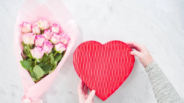 Piatto Passo Dopo Passo Bouquet Rose Rosa Con Una Scatola — Foto Stock