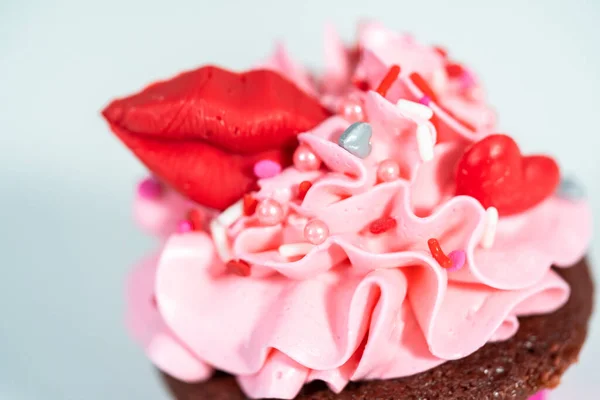 Красные Бархатные Кексы Розовым Итальянским Маслом Глазурь Украшает Сердцем Поцелуй — стоковое фото
