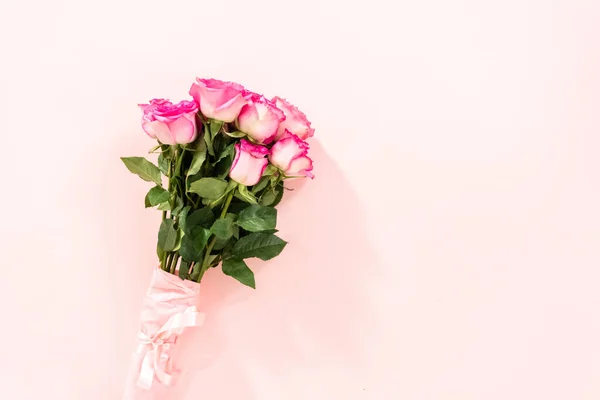 Buquê Rosas Rosa Envolto Papel Embrulho Rosa Com Uma Fita — Fotografia de Stock