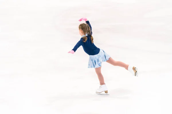 Klein Meisje Oefenen Kunstschaatsen Een Indoor Schaatsbaan — Stockfoto