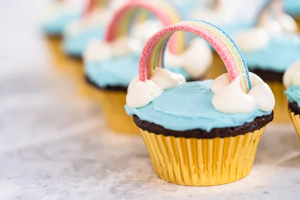 Cupcake Coklat Dihiasi Dengan Buttercream Biru Beku Dan Pelangi Untuk — Stok Foto