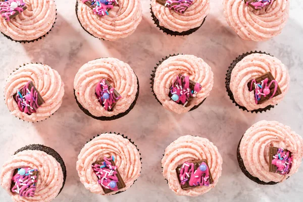 Nybakad Choklad Jordgubbsmuffins Utsmyckad Med Gourmet Mini Rosa Choklad — Stockfoto