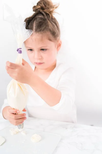 Kleines Mädchen Übt Zuckerguss Italienischer Buttercreme — Stockfoto