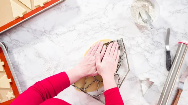 Acostado Cortar Las Galletas Azúcar Con Cortador Gigante Galletas Navidad — Foto de Stock