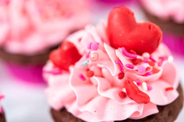 Rød Fløyel Muffins Med Rosa Italiensk Smørkremglasur Dekorert Med Hjerte – stockfoto