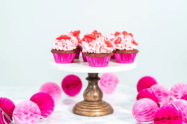 Červené Sametové Cupcakes Růžovou Italskou Polevou Zdobí Srdce Polibek Tvaru — Stock fotografie