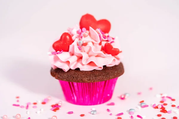 Κόκκινα Βελούδινα Cupcakes Ροζ Ιταλική Βουτυρόκρεμα Και Διακοσμεί Καρδιά Και — Φωτογραφία Αρχείου