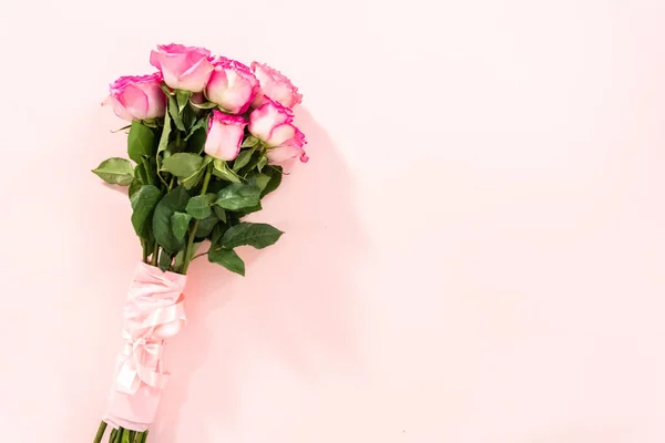 분홍색 종이에 리본으로 꽃다발 — 스톡 사진