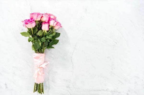 Ramo Rosas Rosadas Envueltas Papel Regalo Rosa Con Una Cinta — Foto de Stock