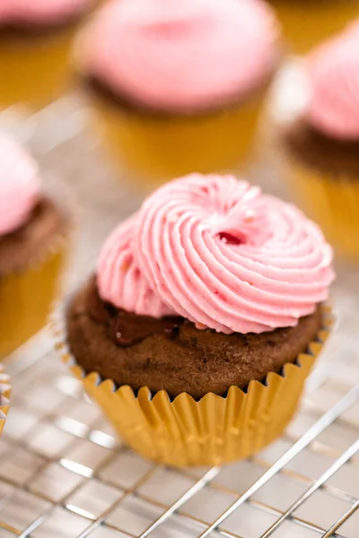 Frosting Chocolade Cupcakes Met Frambozenroom Kaas Boterroom — Stockfoto