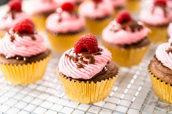 Gourmet Chocolate Raspberry Cupcakes Drizzled Chocolate Ganache Topped Fresh Raspberry — Stock Photo, Image