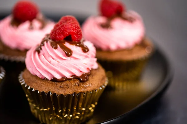 Cupcakes Gourmands Framboise Chocolat Arrosés Ganache Chocolat Garnis Une Framboise — Photo