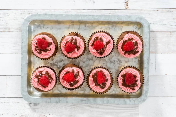 Acostado Cupcakes Frambuesa Chocolate Gourmet Rociado Con Ganache Chocolate Cubierto — Foto de Stock