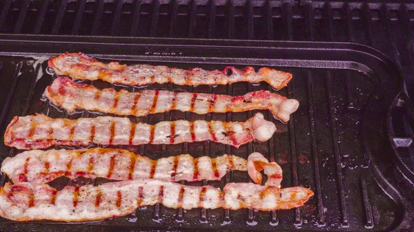 Cuisson Des Pointes Bacon Sur Barbecue Gaz Extérieur — Photo