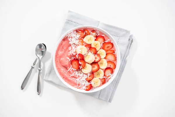 Flach Lag Erdbeer Bananen Smoothie Schüssel Garniert Mit Kokosflocken Und — Stockfoto