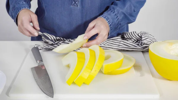 Schritt Für Schritt Slicong Goldene Teuflische Melone Auf Einem Weißen — Stockfoto