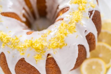 Pasta tezgahında limon aromalı limonlu kek..