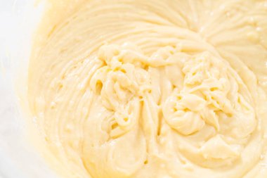 Pasta hamuru kek tepsisi pişirmeye hazır..