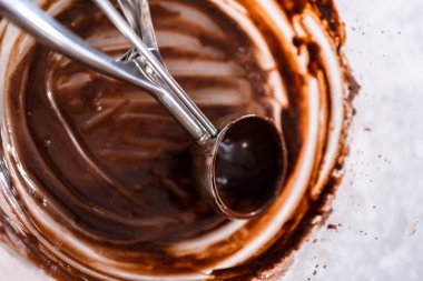 Kek kuyruğuna çikolatalı kek hamuru atmak..