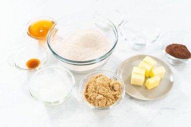 Çikolatalı kraker pişirmek için cam karıştırma kabındaki malzemeler..