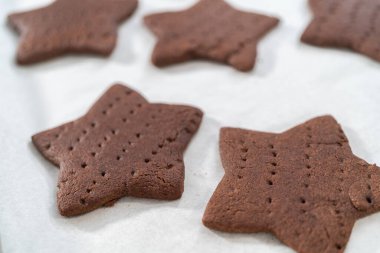 Parşömen kağıdıyla kaplanmış, fırınlanmış, taze yıldız şeklinde çikolatalı kraker..