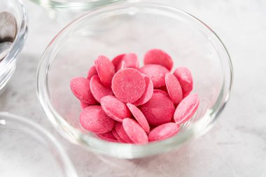 Bardaktaki malzemeler, gurme çikolatalarını serpiştirmek için karıştırma kabı..