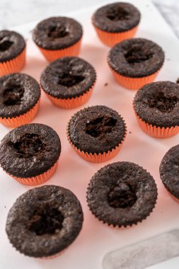 Taze pişmiş çikolatalı kekleri çilekle dolduruyorum..