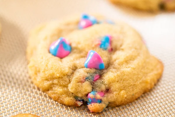 Galletas Chispas Chocolate Unicornio Recién Horneadas Una Bandeja Para Hornear — Foto de Stock