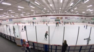Denver, Colorado, ABD-Şubat 01, 2020 - Kapalı bir buz pateni pistinde halka açık oturum.