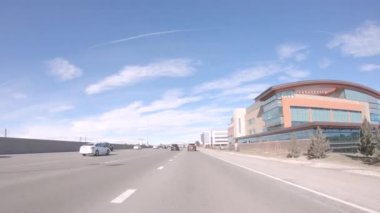 Amerika 'nın lüks semtlerinde tipik asfalt yollarda araba kullanmak.