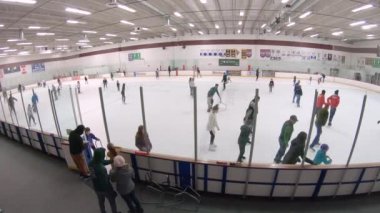 Denver, Colorado, ABD-Şubat 01, 2020 - Kapalı bir buz pateni pistinde halka açık oturum.