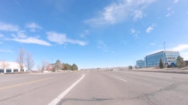 Denver, Colorado, ABD-12 Ocak 2020 - Amerika 'nın banliyölerinde tipik asfalt yollarda sürüş.