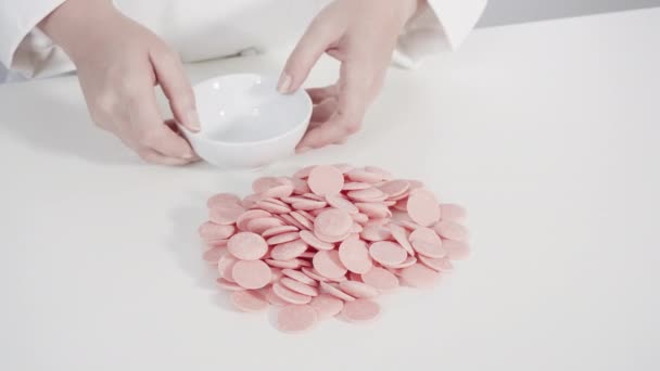 电糖熔壶中融化的彩色巧克力片 — 图库视频影像
