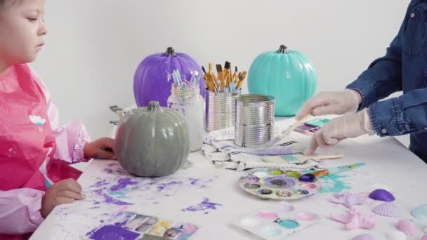 Madre Figlia Decorare Zucche Arte Con Glitter Tema Sirena Halloween — Video Stock