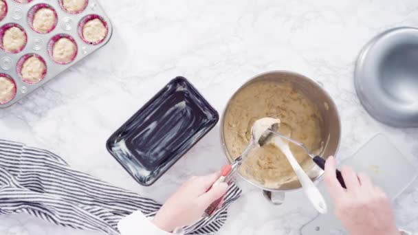 Raccogli Pastella Del Pane Alla Banana Una Padella Muffin Cuocere — Video Stock