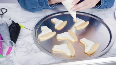  Buzlu buz pateni şekilli şeker kurabiyeleri ve kraliyet kreması..