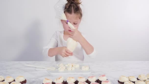 Mini Cupcakes Chocolate Con Glaseado Crema Mantequilla Italiana Decorado Con — Vídeos de Stock