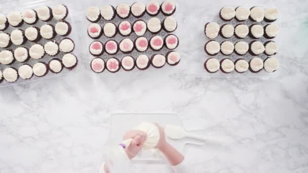 Chocolade Mini Cupcakes Met Italiaanse Boterroom Glazuur Versierd Met Glinsterende — Stockvideo