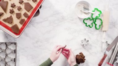 Noel şekeri kurabiyeleri yapmak, yakın çekim, üst manzara