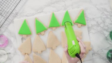 Buzlu Noel ağacı şekilli şeker kurabiyeleri ve kraliyet kreması..