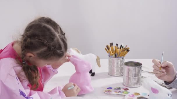 Menina Pintando Figuras Papel Mache Com Tinta Acrílica Para Seu — Vídeo de Stock