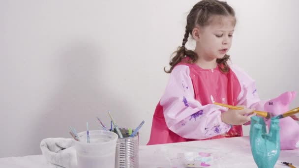 Menina Pintura Papel Mache Figurine Aula Arte Homeschooling — Vídeo de Stock