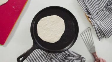 Dökme demir tavada ev yapımı ekmek hazırlıyorum..