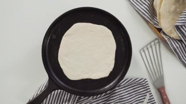 Dökme demir tavada ev yapımı ekmek hazırlıyorum..