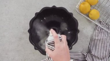 Boş fırın tavası limonlu kek pişirmeye hazır..