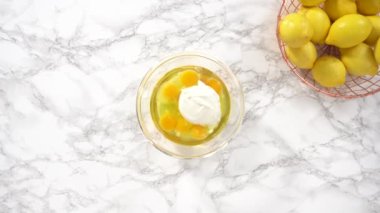 Limonlu kek için malzemeler hazırlanıyor 