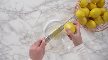 Limonlu kek için malzemeler hazırlanıyor 