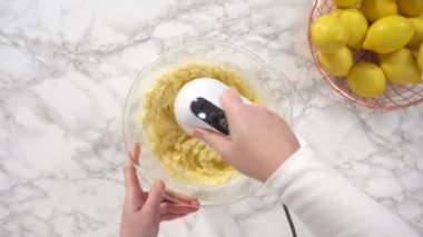 Limonlu kek için malzemeler hazırlanıyor 