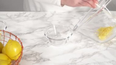 Limonlu kek için malzemeler hazırlanıyor 