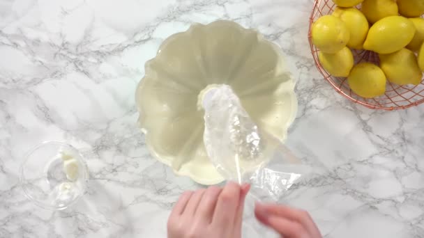 Bitkisel Kısaltmalı Yağlı Kek Tavası Funfettti Bundt Keki Pişirmek Için — Stok video